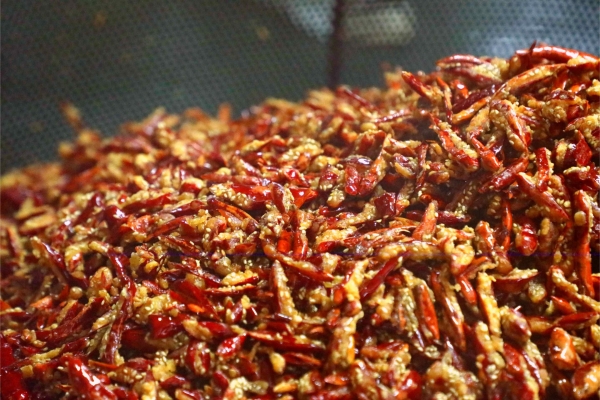 炸好的香酥辣椒。