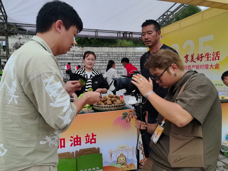 網絡達人正在拍攝短視頻。李宇攝