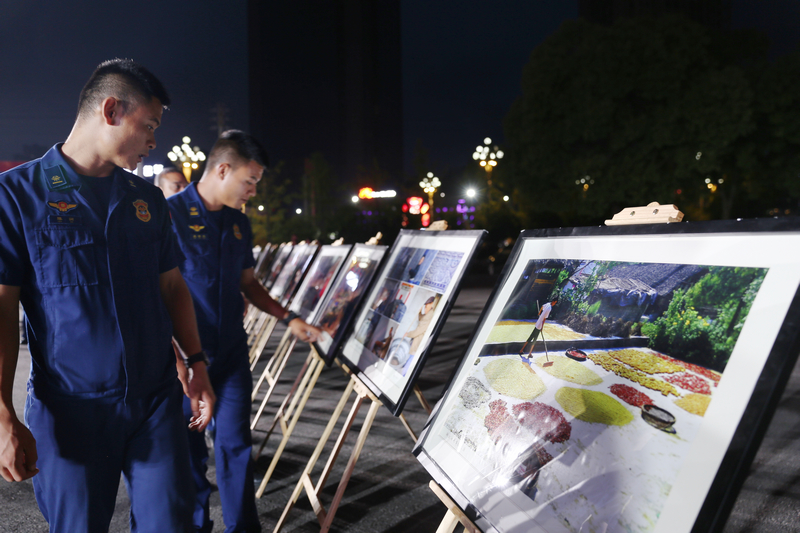 參觀民俗風情攝影作品展。