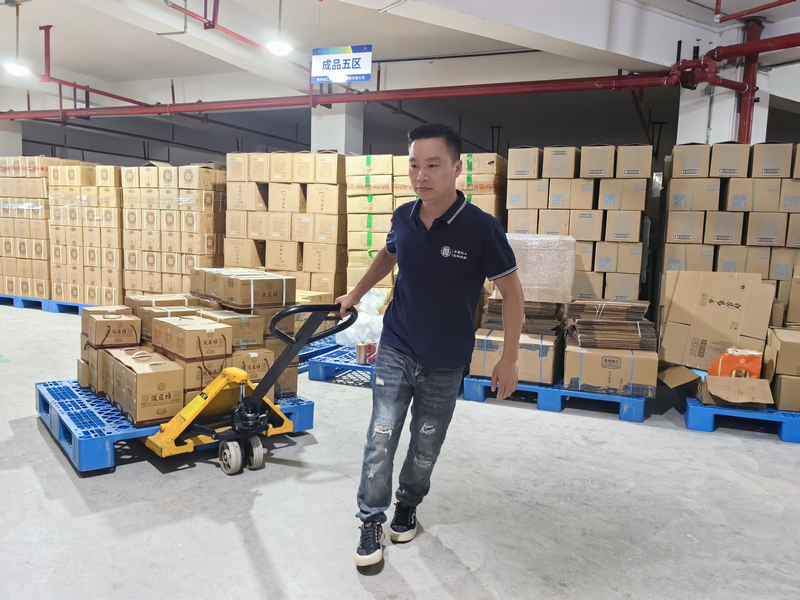 準備發貨出去的小瓶酒。