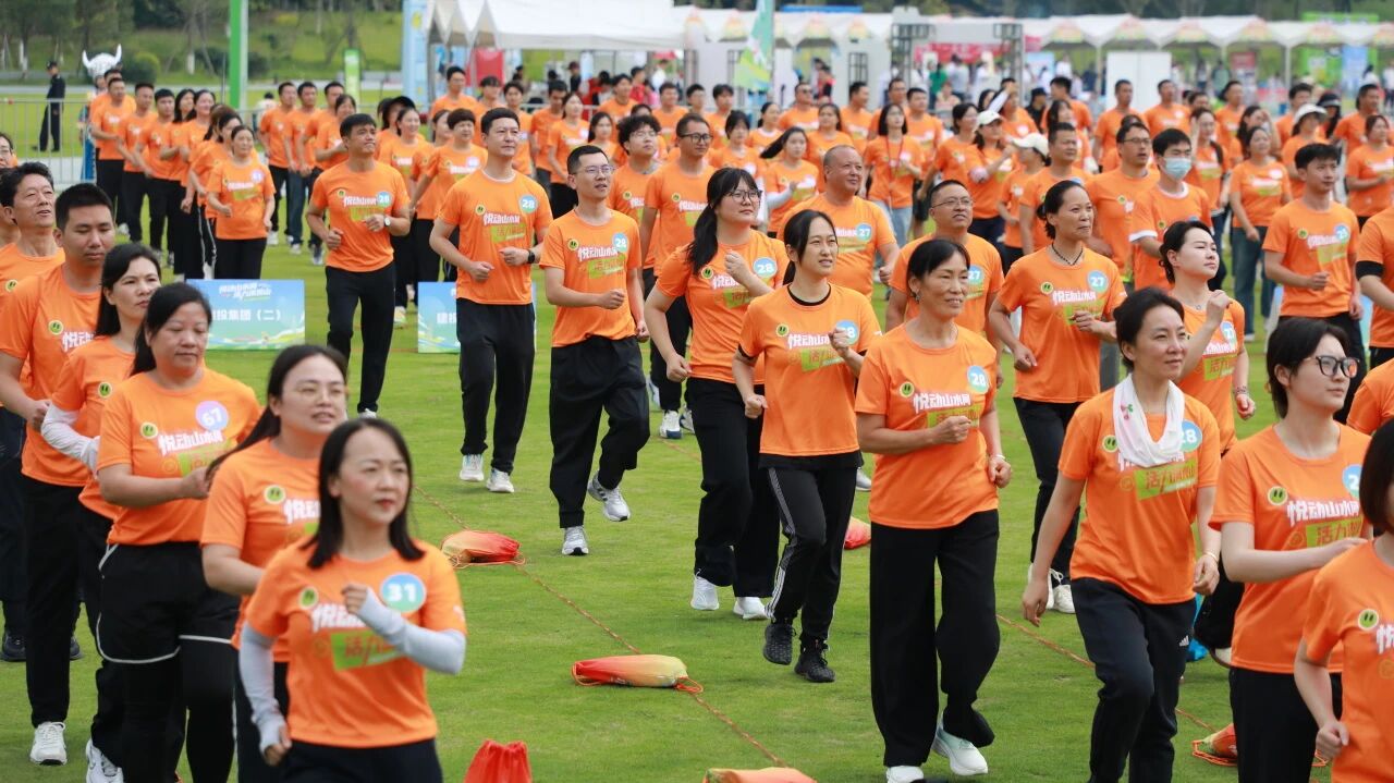 參與開幕式的人員整齊踏步。觀山湖區融媒體中心供圖