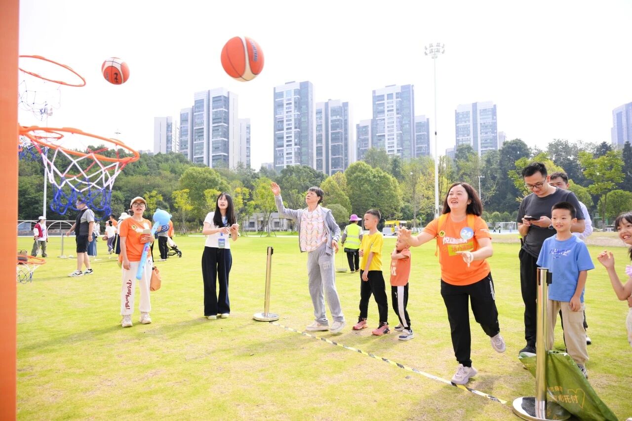 大家參與趣味比賽。觀山湖區融媒體中心供圖