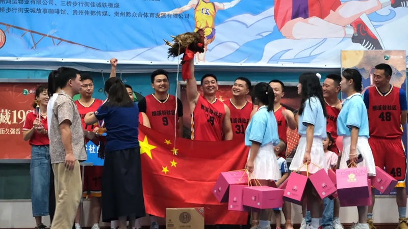 冠軍隊伍獲得大公雞。