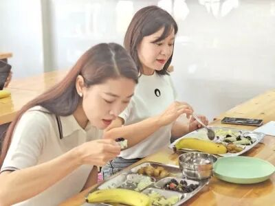 教師及家長們對餐食滿意。羅海蘭 攝