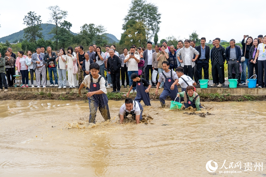 摸魚比賽現場。人民網記者 涂敏攝