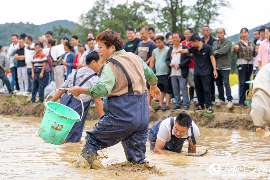 摸魚比賽現場。人民網記者 涂敏攝
