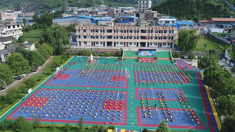 學生們正在操場進行晨練。王方 攝.jpg