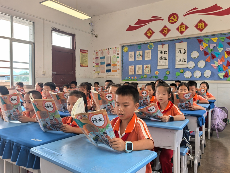 學生們正在專心閱讀。王方 攝.jpg