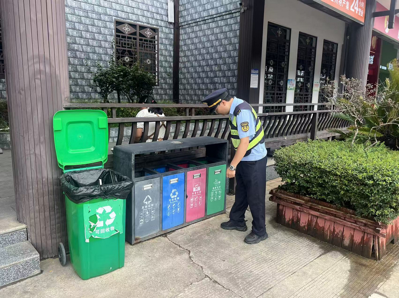 執法人員檢查服務區環境衛生情況。