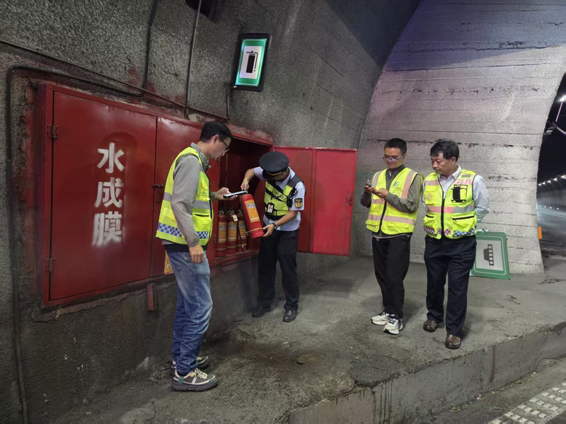 執法人員聯合“一路多方”開展隱患排查。