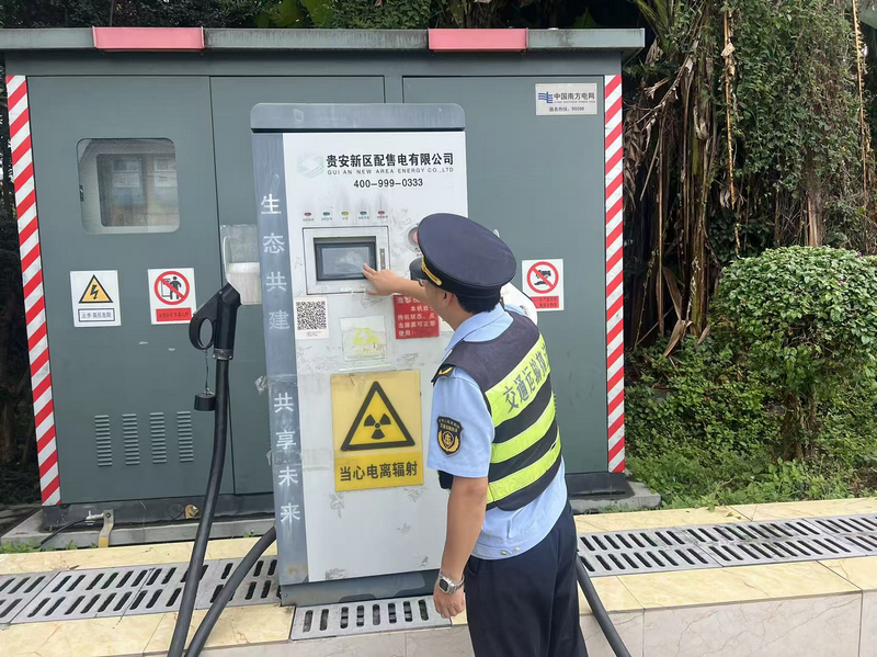 執法人員執法人員檢查服務區充電樁使用情況。