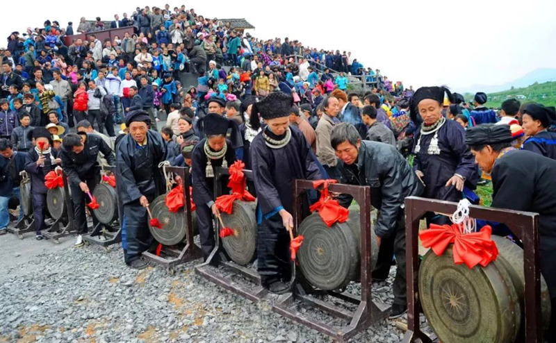 水族群眾敲銅鼓迎端節。