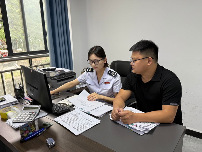 上門為企業服務。關嶺縣稅務局供圖