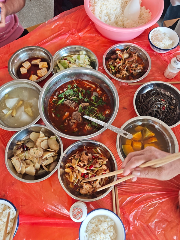 仁懷市大壩鎮簸箕壩村“合約食堂”。