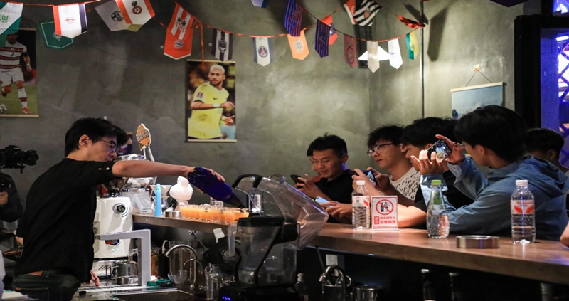 5 、球員在精釀啤酒工坊品味貴陽精釀啤酒。.jpg