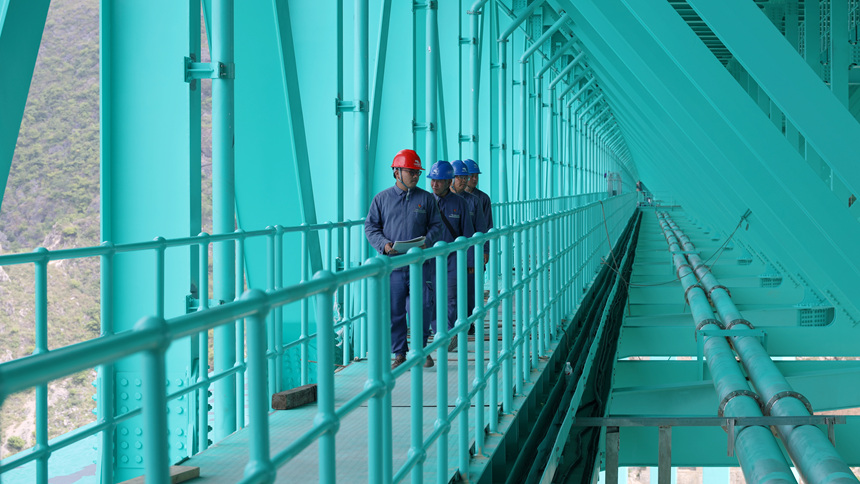 供電服務人員深入觀光通道開展用電巡檢服務。