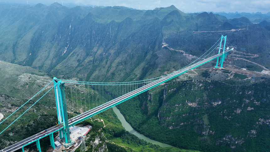 世界第一高橋花江峽谷大橋。