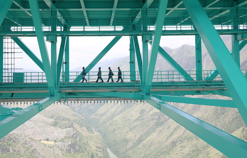 供電服務人員深入觀光通道開展用電巡檢服務。