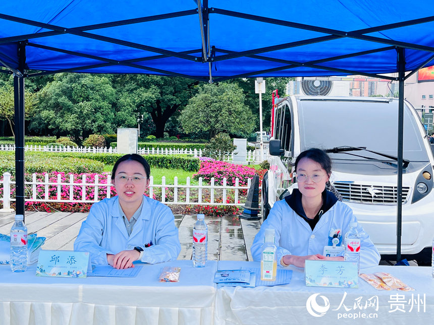 專家團隊為市民提供專業的健康咨詢服務。人民網 陳潔泉攝