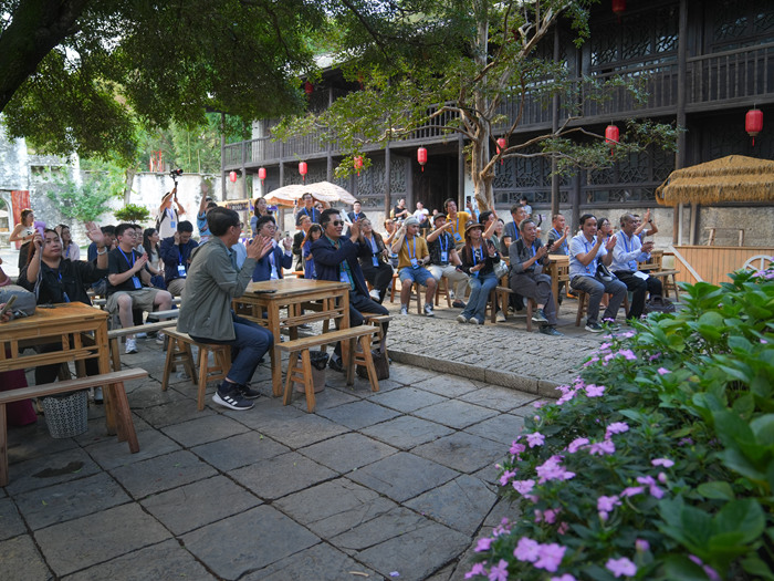 2025“一帶一路”中外媒體采訪行走進平壩天龍屯堡。