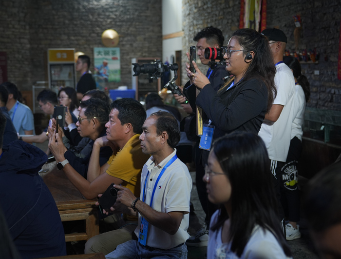 2025“一帶一路”中外媒體采訪行走進平壩天龍屯堡。