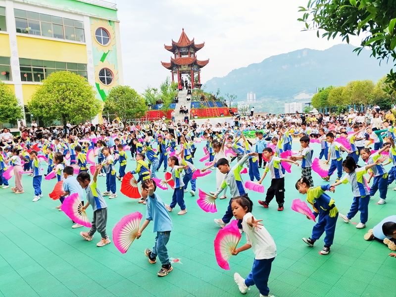 思南縣第三幼兒園六一兒童節向家長展示帶有濃厚地方民族特色的思南花燈 課間操2.jpg