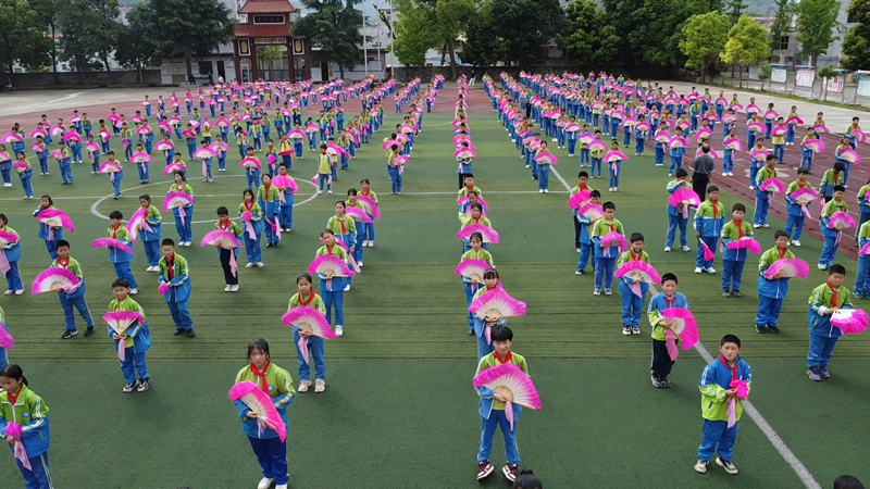 思南許家壩小學土家花燈進校園 激活校園大課間(思南融媒體中心 供圖).jpg