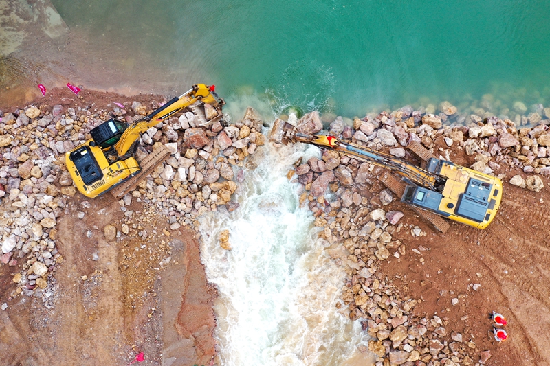 9月25日，拍攝的國家重大水利工程宣威水庫樞紐工程截流現場（無人機拍攝）。潘希來 攝 (3)