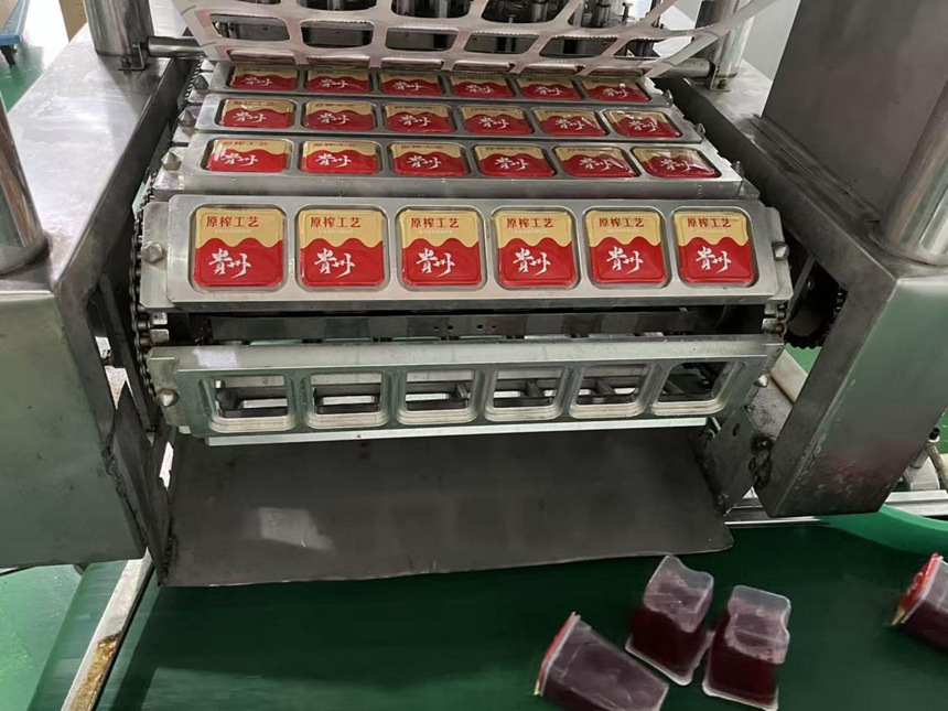 貴州黔滋梅食品有限公司加工楊梅汁產品生產線。鄢永華 攝