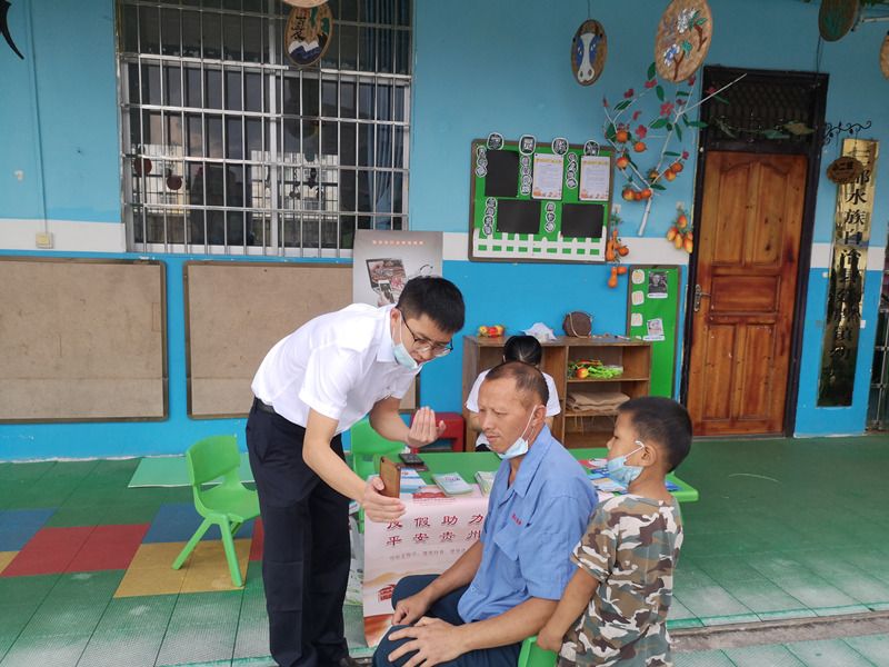 開學期間進入校園收繳學費。