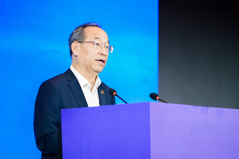 張錦作報告。