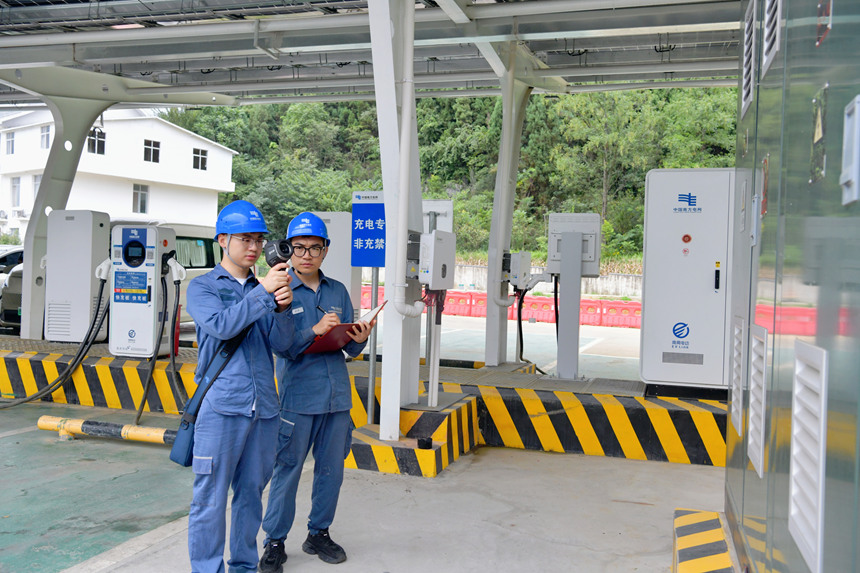 1、在安順市黃果樹景區，南方電網安順供電局工作人員對充電樁加強巡視維護，保障節假日期間新能源車出行無憂。陳娟攝