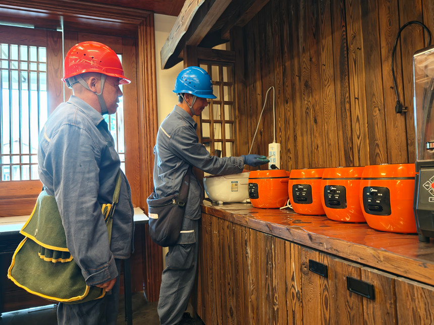 2、臨近“雙節”，南方電網貴州銅仁江口供電局工作人員對梵凈山景區的民宿賓館開展特巡特維。吳瑾攝