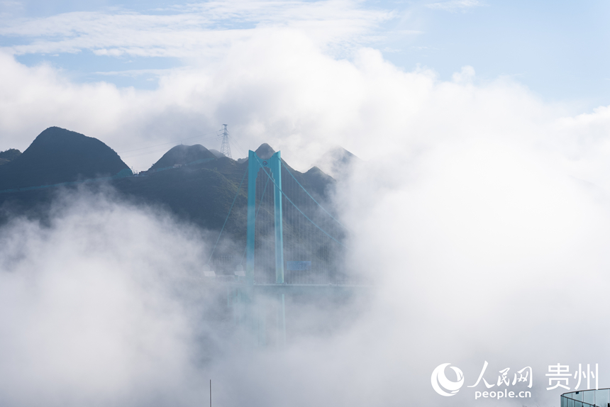 9月28日，在云霧中時隱時現的花江峽谷大橋。人民網記者 涂敏攝