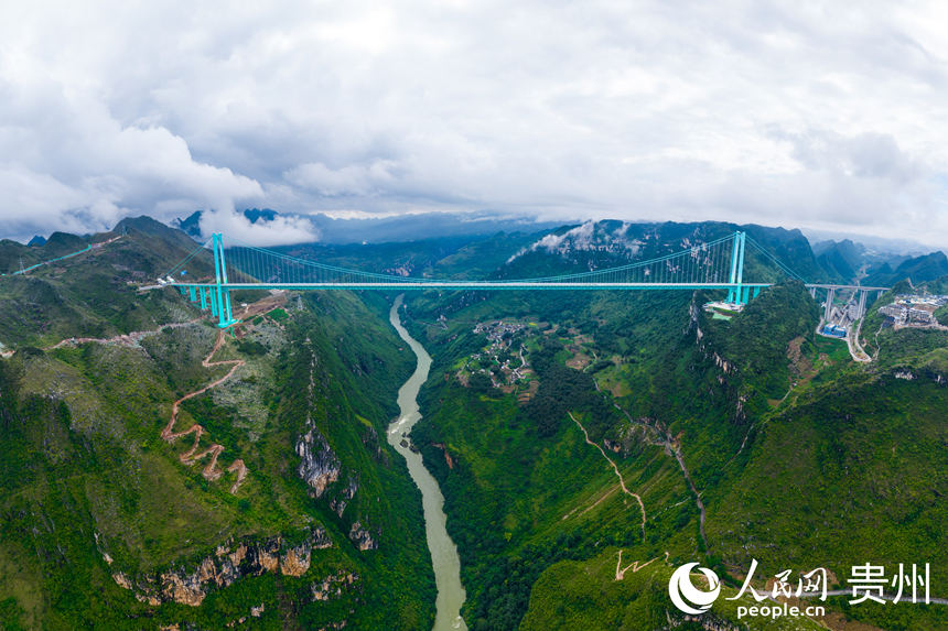 航拍“橫豎”都是世界第一的花江峽谷大橋。人民網記者 涂敏 攝