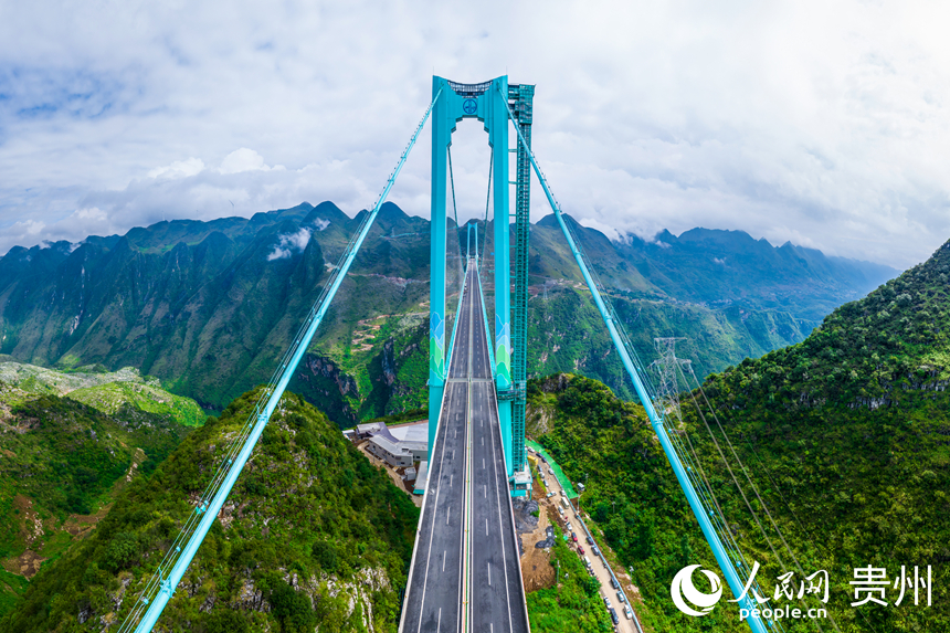 航拍“橫豎”都是世界第一的花江峽谷大橋。人民網記者 涂敏 攝