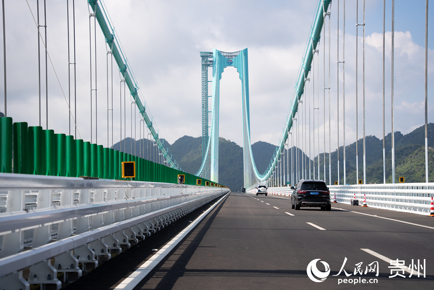 大橋正式通車后，車輛通過大橋。人民網記者 涂敏攝