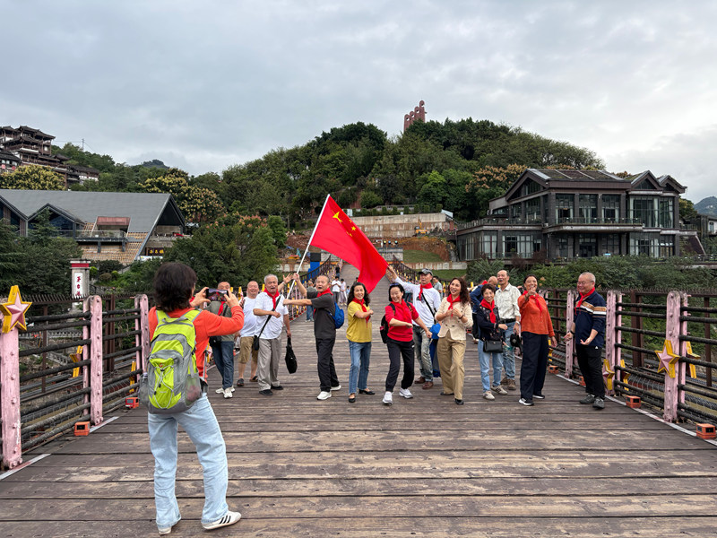 游客在紅軍橋上大聲高歌，表達對祖國的熱愛。
