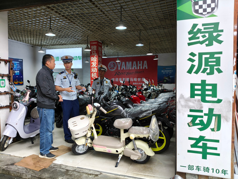 消防人員在電動車銷售點展開節前檢查。