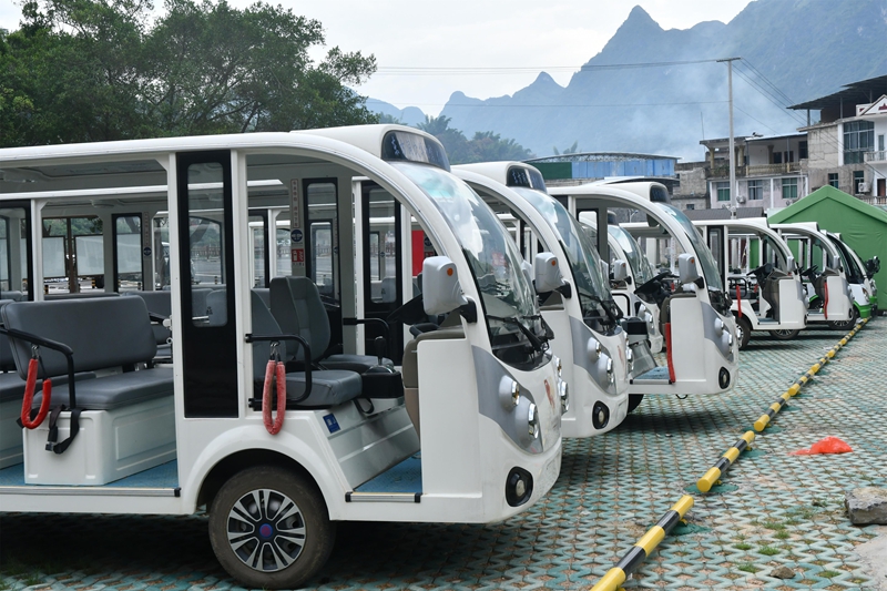 景區內整齊排放的擺渡觀光車 .jpg