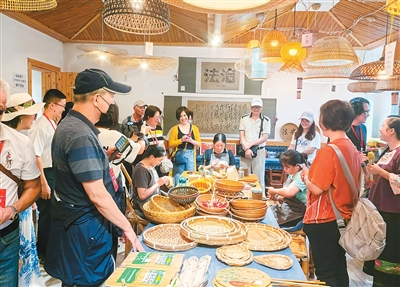 參加第十屆“黔臺會”的臺灣嘉賓實地考察竹產業發展情況并簽約。