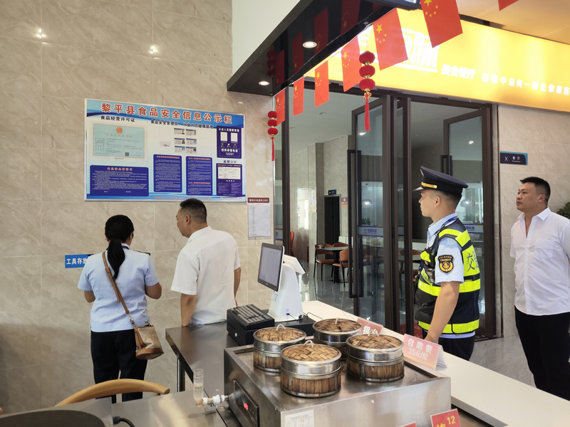 貴州省交通運輸綜合行政執法七支隊十一大隊檢查服務區餐飲經營資質。