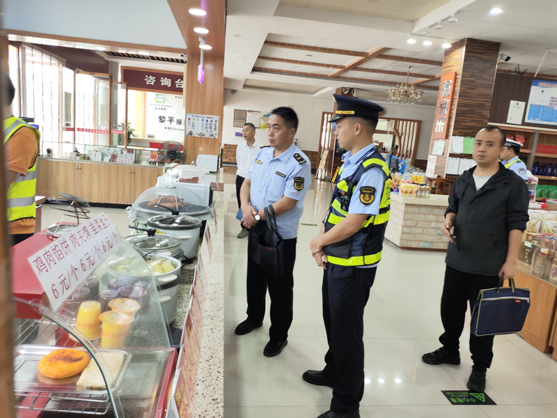 貴州省交通運輸綜合行政執法七支隊十一大隊檢查服務區餐飲食品安全。