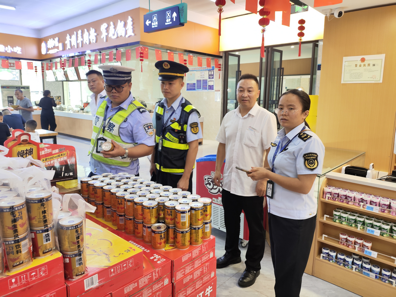 貴州省交通運輸綜合行政執法七支隊十一大隊檢查服務區商店食品安全。