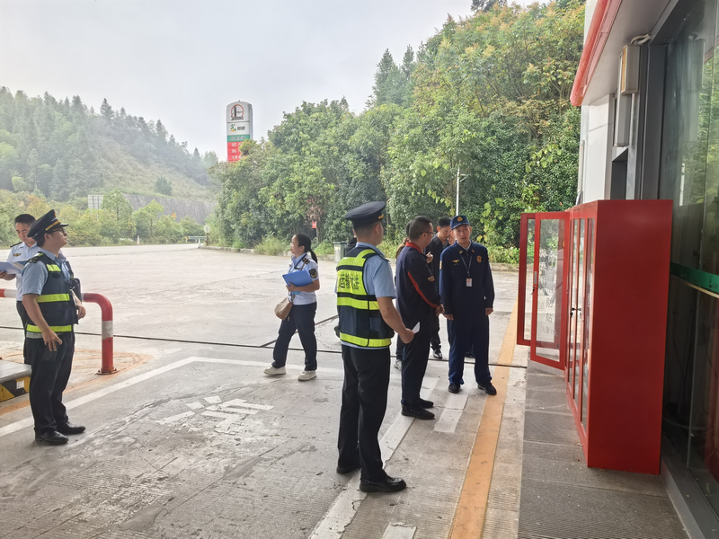 貴州省交通運輸綜合行政執法七支隊十一大隊檢查加油站消防。