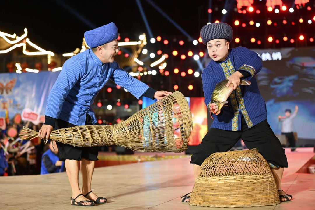 村晚舞臺，群眾展示田魚。謝慧芳攝