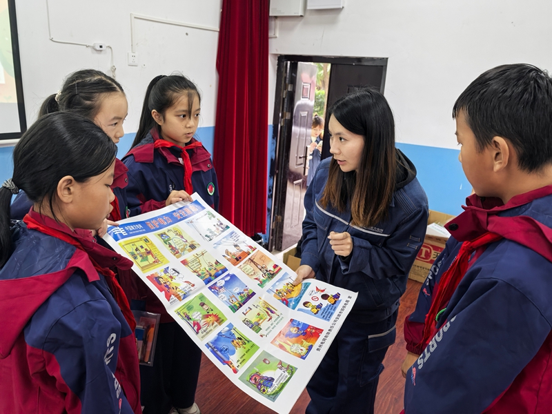 給同學們講解安全用電知識 (1).jpg