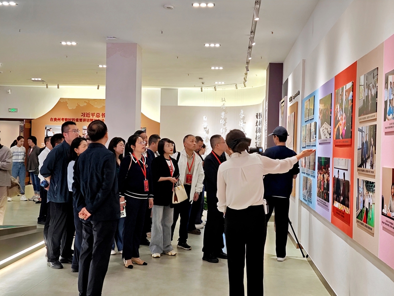 與會人員在貴州老年大學觀摩。羅飛燕攝 .jpg