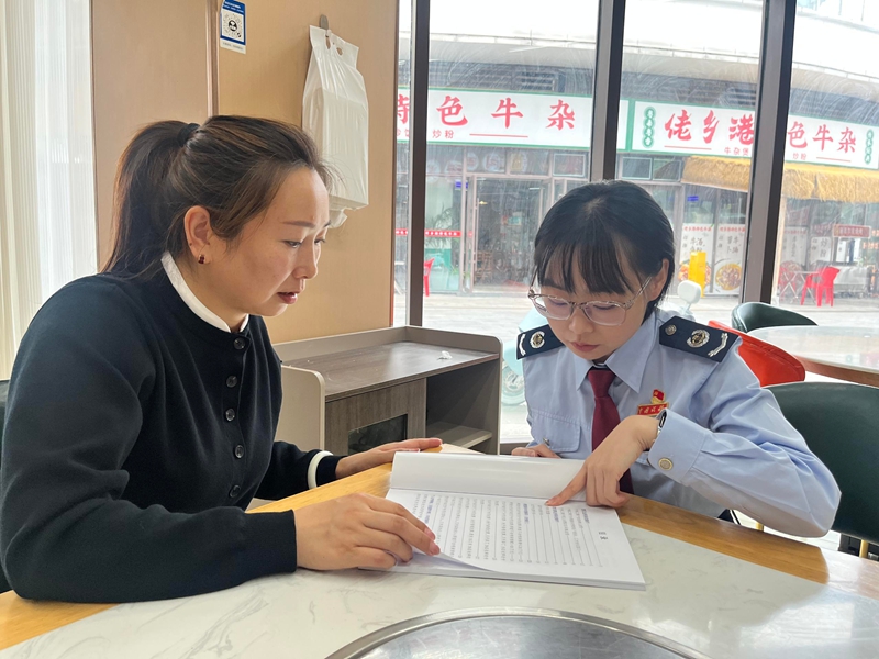 新蒲新區稅務局工作人員點對點輔導個體工商戶 (供圖:國家稅務總局貴州新蒲經濟開發區稅務局 楊小萱).jpg