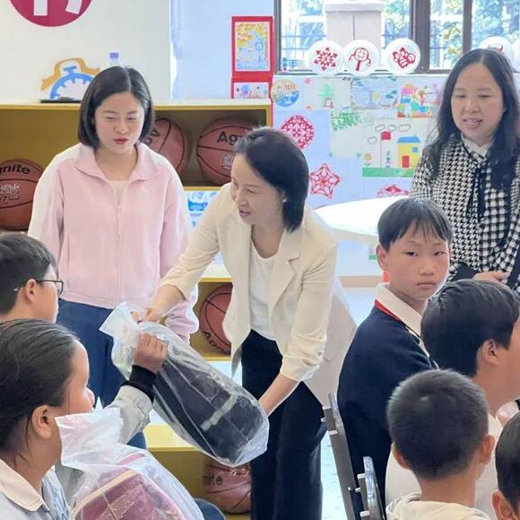 9月27日，碧江區正光社區陽光驛站內暖意融融，由省婦聯牽頭，聯合省為愛黔行公益服務中心及市、區婦聯共同舉辦的“晨光文具彩虹公益心愿包”捐贈儀式暨“愛心媽媽”賦能行動啟動儀式在此圓滿落幕。